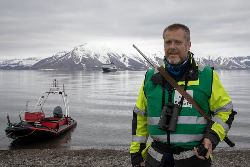 Jørgen Berge er dekan ved Fakultet for biovitenskap, fiskeri og økonomi ved UiT og var toktleder for Outreach 2023. Her med Helmer Hanssen i bakgrunnen i Billefjorden. 